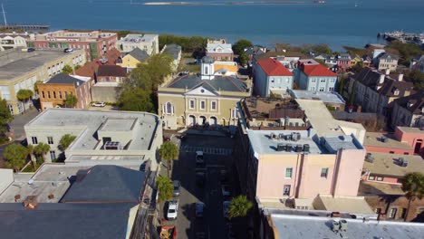 Un-Tiro-Hecho-Que-Va-Por-La-Calle-Ancha-Hacia-El-Antiguo-Edificio-De-Intercambio-Y-Mazmorra-En-Charleston,-Sc