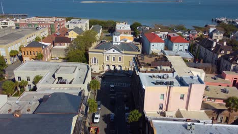 un tiro hecho que va por la calle ancha hacia el antiguo edificio de intercambio y mazmorra en charleston, sc