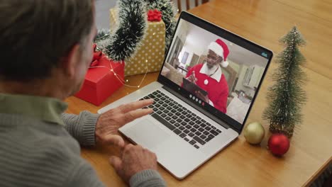 Feliz-Hombre-Mayor-Caucásico-En-Videollamada-Con-Santa-Claus-En-Navidad