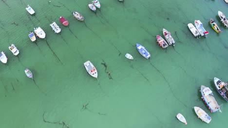 Vista-Aérea-De-Pequeñas-Embarcaciones-De-Recreo-Y-Barcos-De-Pesca-Amarrados-En-St-Ives-Cornwall