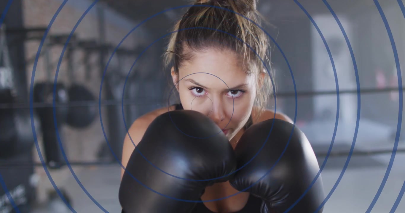 Boxeadora se inclinando e desferindo jabs rápidos em direção à câmera, com um gráfico de ringue de treino marcando o alvo.