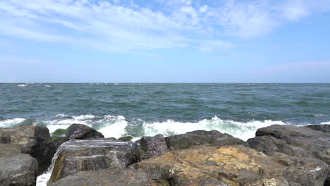 Video-En-Cámara-Lenta-De-Las-Olas-Del-Océano-Rompiendo-Sobre-Las-Rocas-En-La-Orilla