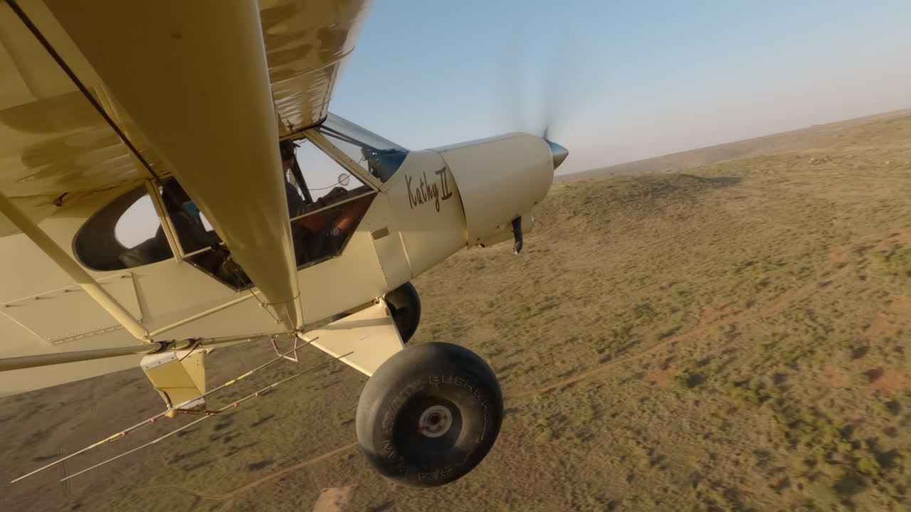 Hyperlapse di un aereo che decolla dalla pista e vola sopra un'area.