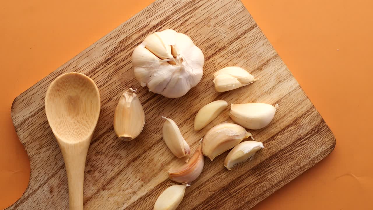 чеснок на деревянной разделочной доске
