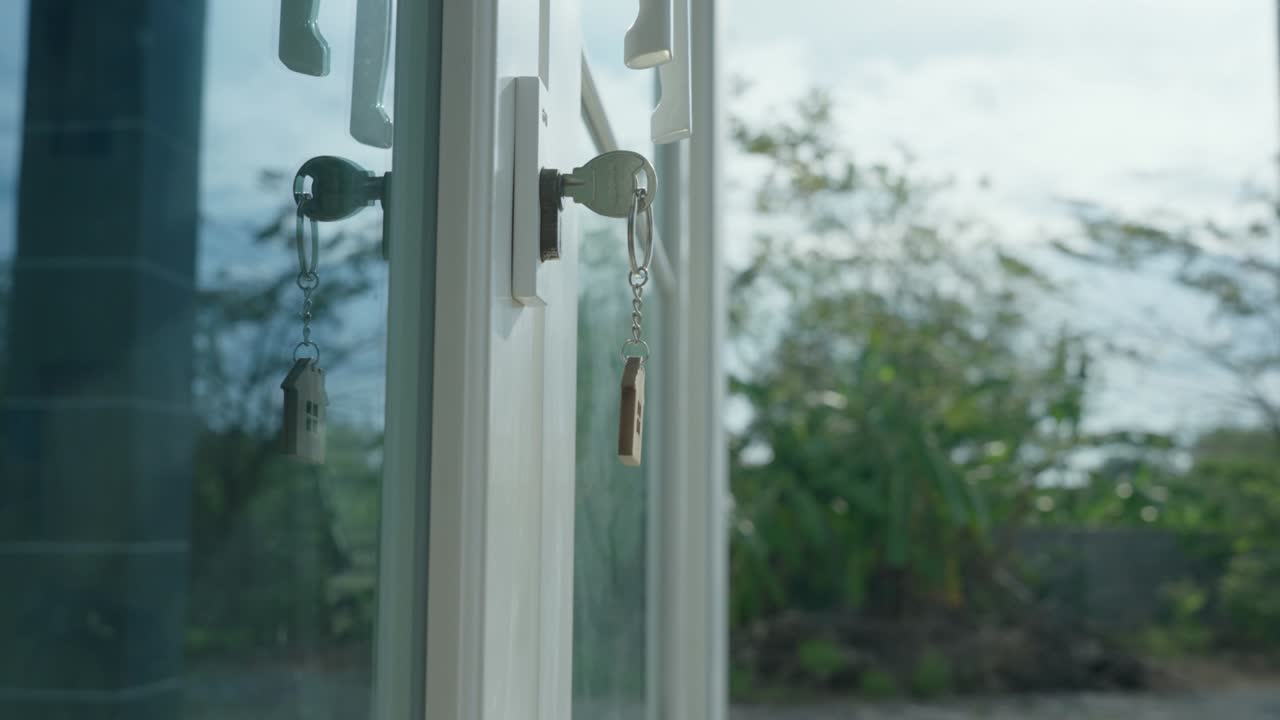 새로운 집을 열기 위한 집 열는 문에 혀 있다. 리의 개념은 바람에 날아다니고 있다.