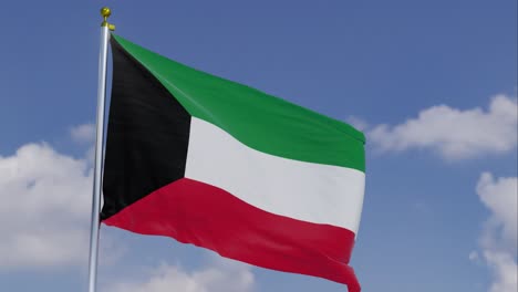 Bandera-De-Kuwait-Moviéndose-En-El-Viento-Con-Un-Cielo-Azul-Claro-En-El-Fondo,-Nubes-Moviéndose-Lentamente,-Asta-De-Bandera,-Cámara-Lenta