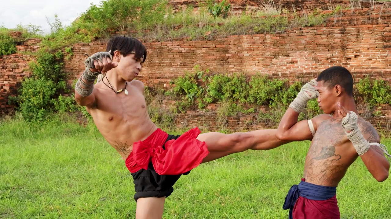 Antik Tuğla Kalıntıların Önünde Antrenman Yapan İki Muay Thai Dövüşçüsü