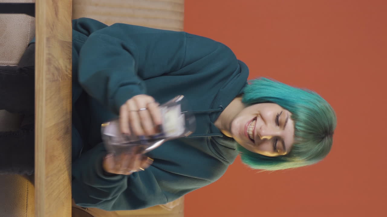 돈을 절약하는 일관된 남자의 수직 비디오입니다.