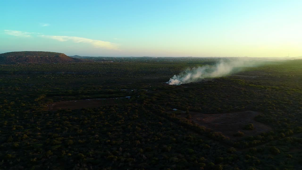 건조한 건조한 풍경에서 하늘로 올라오는 화재의 연기  ⁇ 어리의 항공 파노라마 개요