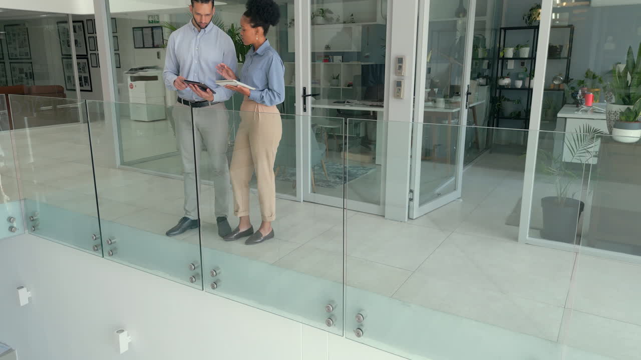 встречи, аналитики и деловые люди с планшетом