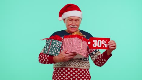 크리스마스 스웨터를 입은 시니어 남자가 선물 상자와 30% 할인 문자를 보여주는 배너 텍스트