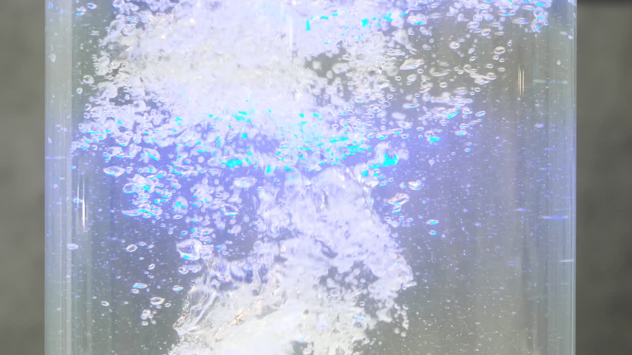 실린더에 빛나는 물 거품