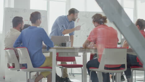 Durch-Glas-Geschäftsmann-Präsentiert-Projekt.-Menschen-Applaudieren-Im-Sitzungssaal