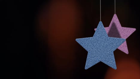 los adornos de las estrellas de navidad se mueven en el fondo de bokeh.