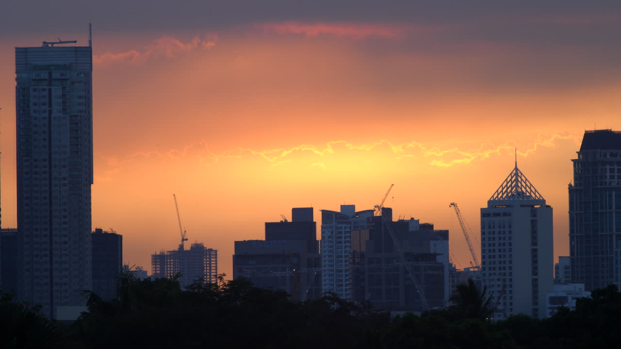 Time-lapse de Pôr do Sol Dourado Atrás das Nuvens, Horizonte de Arranha-céus da Cidade em Silhueta