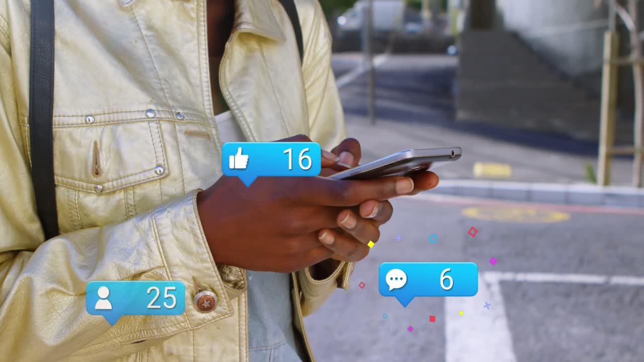 animación de la reacción de las redes sociales sobre las manos de una mujer afroamericana que usa un teléfono inteligente