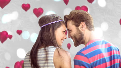una feliz pareja de jóvenes que se miran afectuosamente