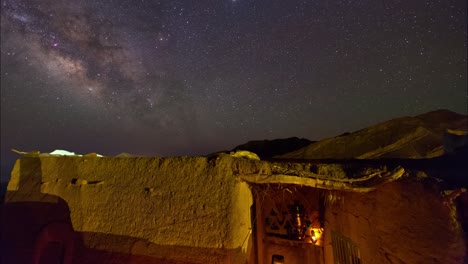 Diseño-Arquitectónico-Del-Triángulo-De-Qatar-Inspirado-En-La-Arquitectura-Antigua-Local-Tradicional-En-Nayband-En-El-Este-De-Irán-En-Casas-De-Adobe-De-Ladrillo-De-Barro-Khorasan-En-El-Pueblo-Con-Cielo-Nocturno-Estrellado-Para-Spa-Eco-Resort