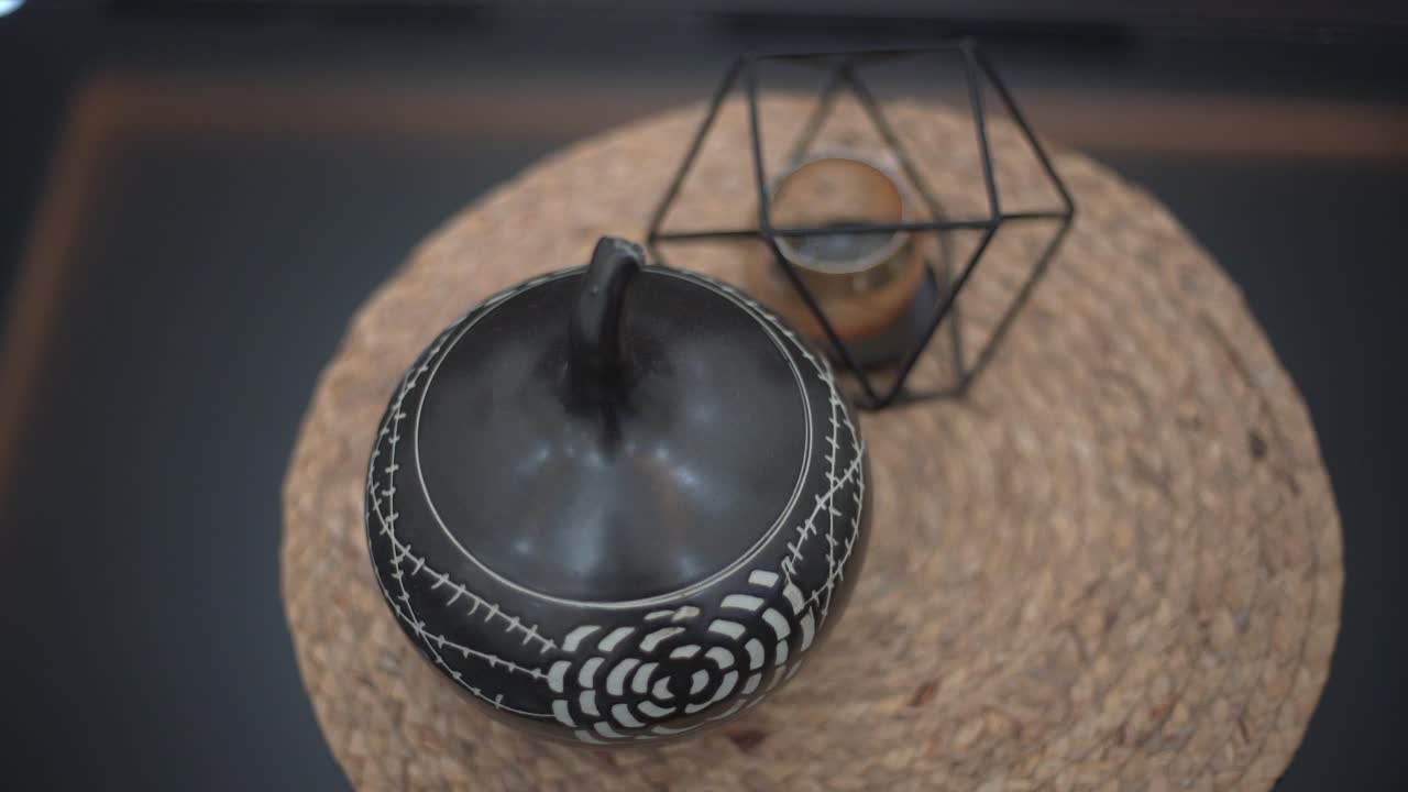 una mano que pone y toma el teléfono móvil en la mesa