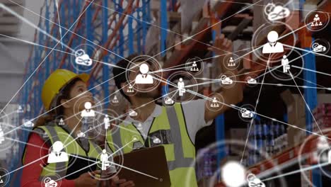 animación de iconos conectados con líneas sobre compañeros de trabajo caucásicos discutiendo en el almacén