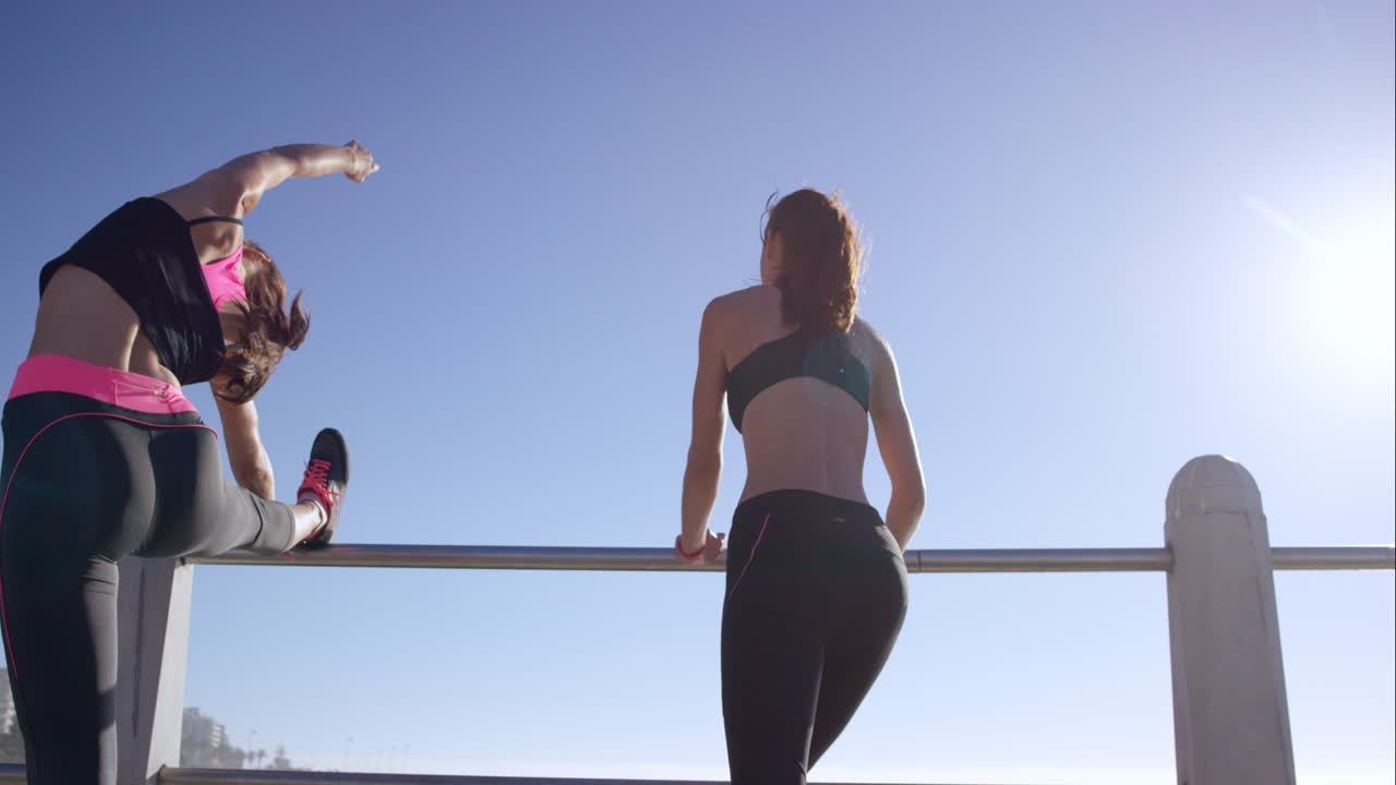 두 명의 운동선수 친구가 달리기 전에 산책로를  ⁇ 고 있습니다.