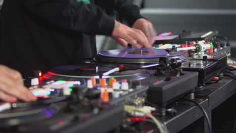 dj mixing on turntables