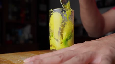 frutas de aguacate trituradas, guacamole de consistencia cremosa, aceites y sabores naturales