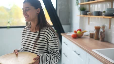 mujer preparando comida en una cocina moderna