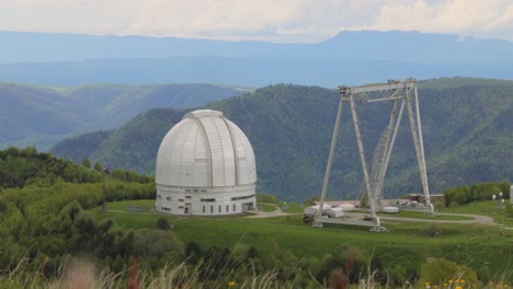 Spezielles-Wissenschaftliches-Astrophysikalisches-Observatorium.-Astronomisches-Zentrum-Für-Bodengestützte-Beobachtungen-Des-Universums-Mit-Einem-Großen-Teleskop.