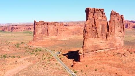 Antena-4k-De-Formaciones-Rocosas-En-Un-Paisaje-Desértico---Parque-Nacional-Arches,-Utah,-Estados-Unidos