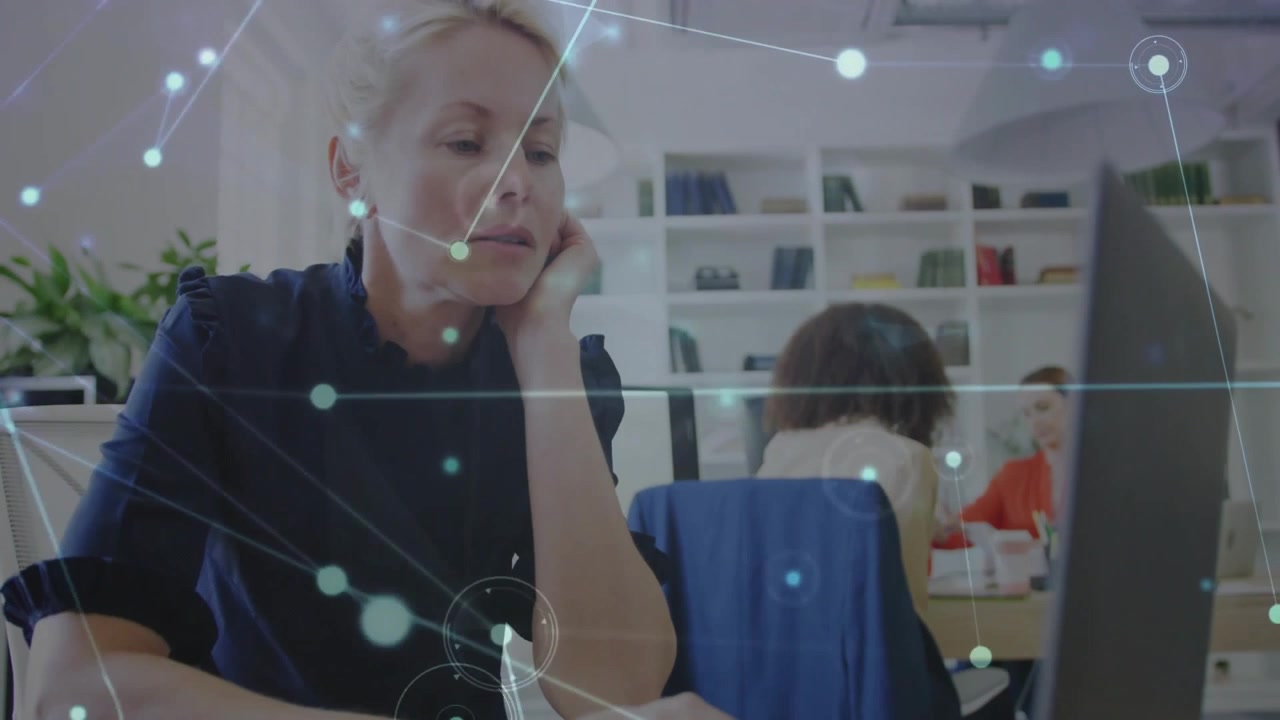 Moden kvinde taster, igangsætter animeret netværksgrafik, der visualiserer dataflow på kontor.