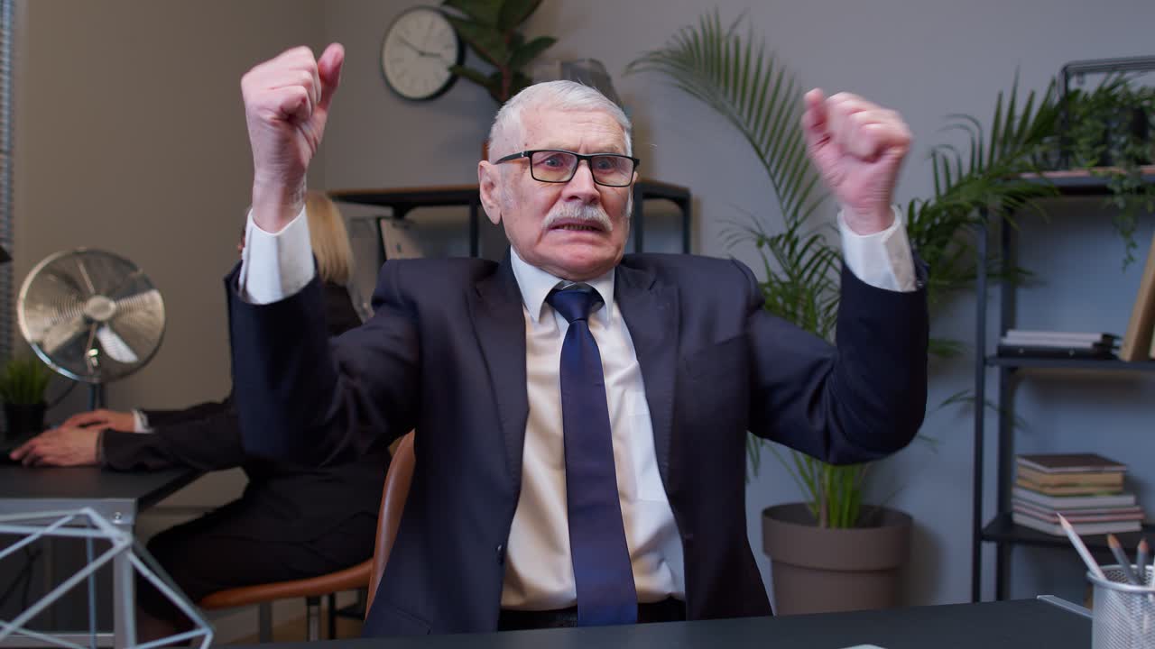 흥분 된 사업가 는 사무실 에서 성공 을 축하 한다