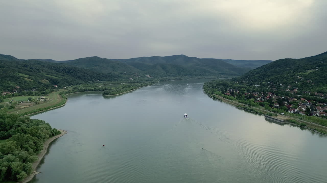 Un bateau dérive sur le fleuve Danube en fin de soirée