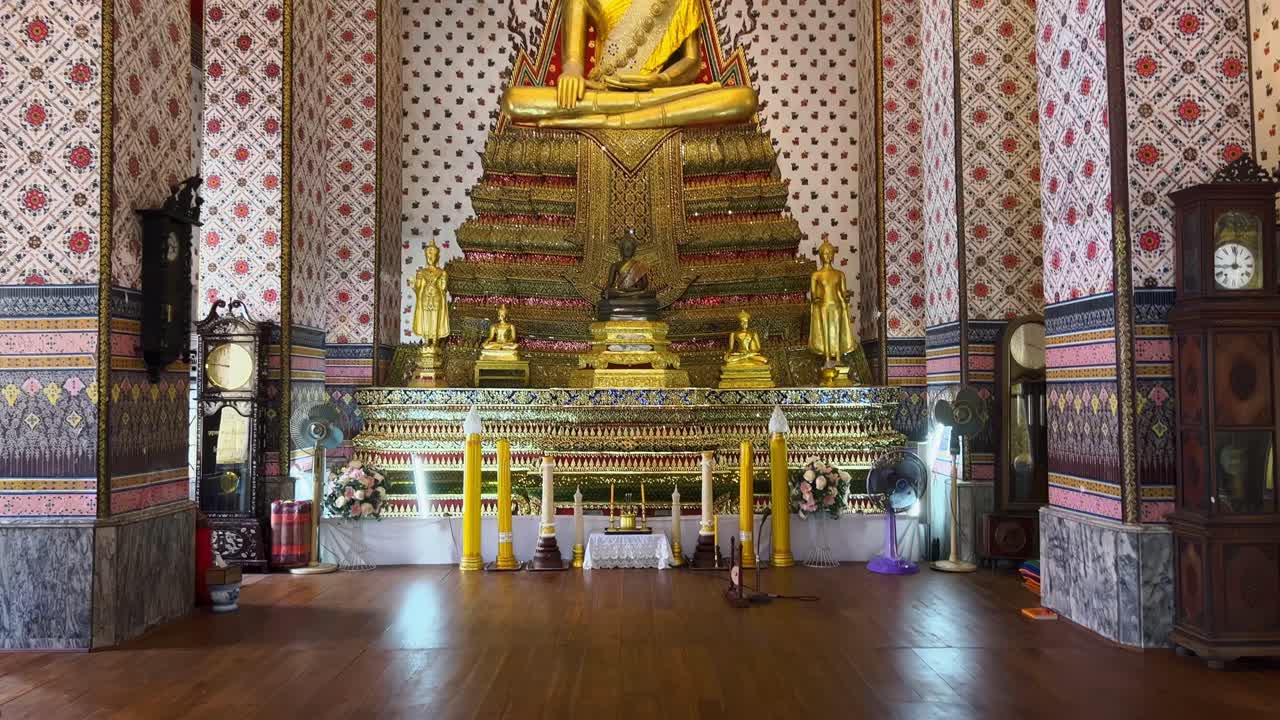 revelación de una gran estatua dorada de buda en un templo budista en tailandia
