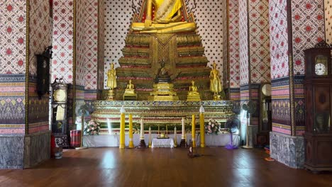 Enthüllung-Einer-Großen-Goldenen-Buddha-Statue-In-Einem-Buddhistischen-Tempel-In-Thailand