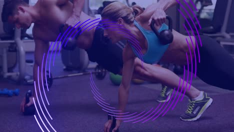 animación de una espiral de línea púrpura girando sobre un hombre y una mujer haciendo ejercicio en el gimnasio