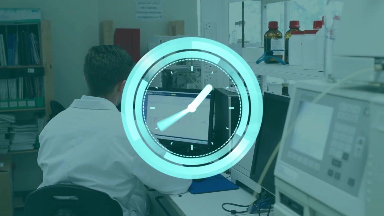 Animazione di orologio in movimento su scienziato maschio caucasico in laboratorio