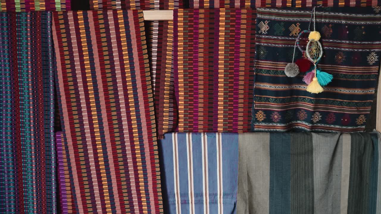 textiles tradicionales tejidos a mano por mujeres indígenas en la aldea maya en zinacantan, chiapas, méxico