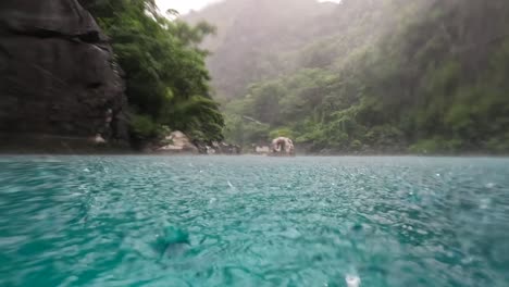 Fuertes-Lluvias-Monzónicas-En-Una-Prístina-Laguna-De-Aguas-Turquesas-Rodeada-De-Escarpados-Acantilados-Rocosos-De-Una-Isla-Tropical-En-Palawan,-Filipinas