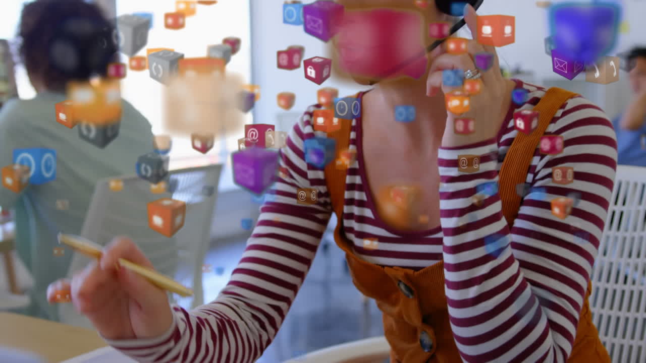 여러 아이콘이 움직이는 헤드폰을 들고 일하는 백인 여성의 애니메이션