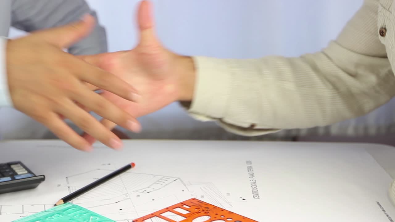 dos hombres de negocios estrechándose la mano 1