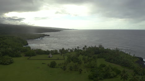 alto tirón aéreo de retroceso en ascenso vista de avión no tripulado del paisaje marítimo y el paisaje hawaiano al atardecer