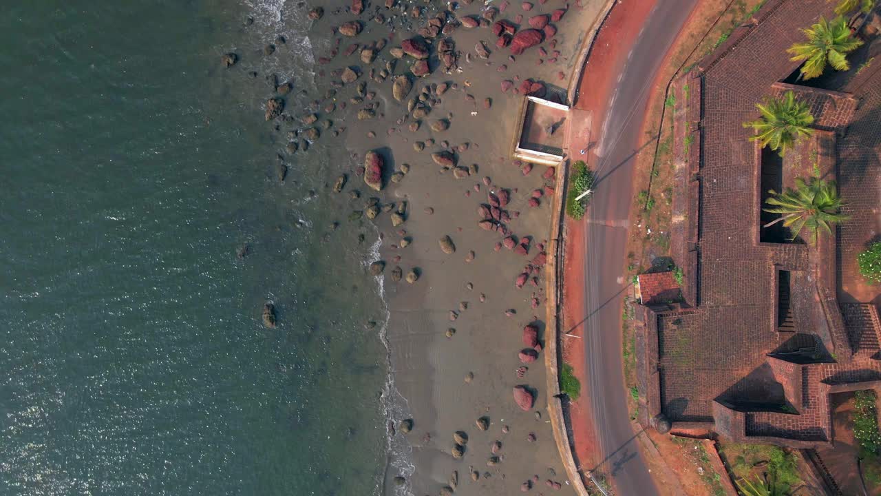 Chiesa di Reis Magos, strada e forte a Goa, India, ripresa con drone, spiaggia, piccola vista dall'alto