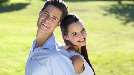 Pareja-Feliz-Posando-En-El-Parque