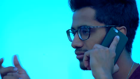 primer plano, el tipo de las gafas habla por teléfono en el fondo del cielo nocturno