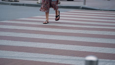 Mujer-Cruzando-La-Calle-De-La-Ciudad-En-El-Fondo-Urbano-Del-Centro-De-La-Carretera.