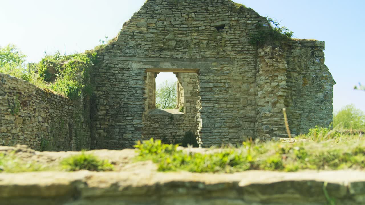 화창한 날 성 베드로 교회 폐허로 들어가는 흑인의 4k 영상