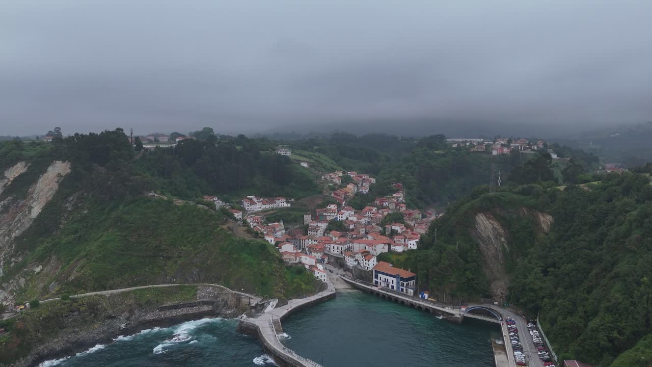 Ripresa aerea ascendente di Cudillero, Asturie, Spagna settentrionale, con drone