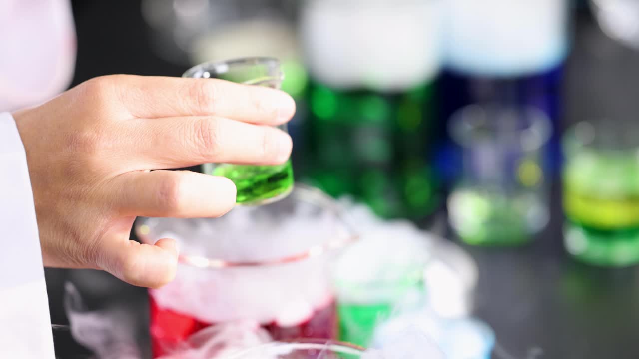 다채로운 액체가 건조한 얼음 연기와 반응합니다.