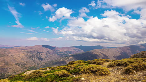 Timelapse-Del-Paisaje-Montañoso,-Cielo-Azul-Con-Nubes-Claras-En-Movimiento